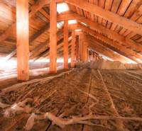 Ein Dachboden mit Holzkonstruktion und Isoliermaterialien in Geschäftsräumen.