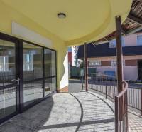 Außenbereich von Geschäftsräumen in der Straße des Slowakischen Nationalaufstandes in der Stadt Vrbové, überdachte Terrasse.
