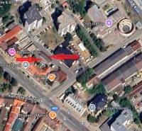 Luftaufnahme von Geschäftsräumen in der Straße des Slowakischen Nationalaufstands in Vrbové.
