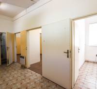 Oberschäftsräume mit mehreren Zimmern, Fliesenboden und weißen Türen.