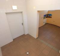 Ein gefliester Raum mit einer Öffnung in den angrenzenden Bereich, Geschäftsräume mit Fliesen.