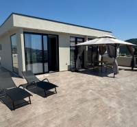 Ferienwohnung in Ksamil mit Terrasse, Liegestühlen und Gartenpavillon zur Erholung.