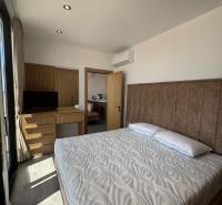 Schlafzimmer im Ferienapartment mit Doppelbett, Einbauschrank und Klimaanlage.