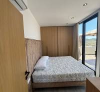 Schlafzimmer in der Ferienwohnung mit bequemem Bett, stilvoller Einrichtung und Balkon.