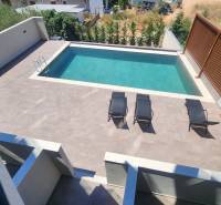Ferienwohnung in Ksamil mit Pool und Liegestühlen auf der Sonnenterrasse.