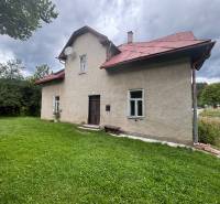 Ein Einfamilienhaus in Makov in der Straße Centrum, mit Garten und Bäumen im Hintergrund.