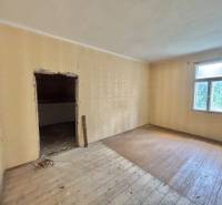 Zimmer in einem Einfamilienhaus, Parkettboden, Fenster, Renovierung erforderlich.