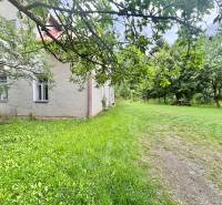 Ein Einfamilienhaus in Makov in der Straße Centrum, umgeben von Garten und Bäumen.