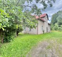 Ein Einfamilienhaus in der Straße Centrum in Makov mit Vorgarten und Bäumen.
