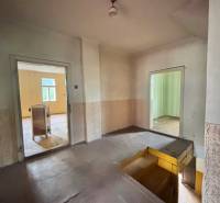 Der Flur in einem Einfamilienhaus mit Blick auf zwei Zimmer, Treppe nach unten.