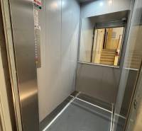 Aufzug in der Eingangshalle einer 3-Zimmer-Wohnung, gekennzeichnet von einem geprüften Mitglied der Immobilienagentur.