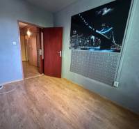 Ein Zimmer in einer 3-Zimmer-Wohnung mit einem Boden, einer blauen Wand und einer Tür, Stadtdekoration.