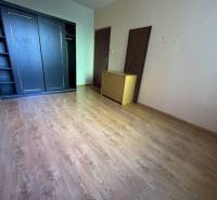 Leerer Raum mit Holzboden und Einbauschrank in einer 3-Zimmer-Wohnung.