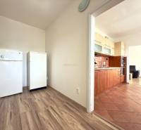 Küche in einer 4-Zimmer-Wohnung mit Türen zum Wohnzimmer.