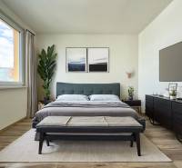 Helles Schlafzimmer in einer 3-Zimmer-Wohnung mit großem Bett, Pflanzen und minimalistischen Möbeln.