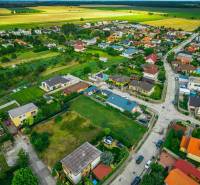 Luftaufnahme der Priemyselná-Straße in Nová Dedinka, umliegende Grundstücke und Häuser, Grundstücke - Wohnen.
