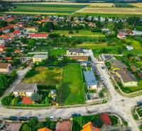 Luftaufnahme von Häusern und Grundstücken - Wohnen in Nová Dedinka in der Majerská-Straße.
