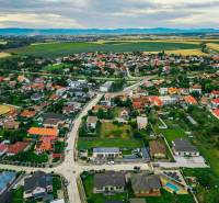 Luftaufnahme von Häusern und Grundstücken zum Wohnen in Nová Dedinka in der Majerská-Straße.