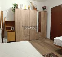 Gemütliches Zimmer mit Holzmöbeln in einer 2-Zimmer-Wohnung, geeignet für ruhiges Wohnen.