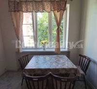 Essbereich mit Tisch und Stühlen in einer 3-Zimmer-Wohnung.