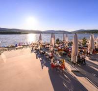 Sommerterrasse am Wasser in Ružiná, mit Blick auf den See und die Berge.