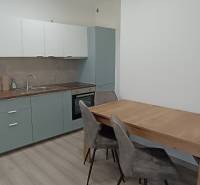 Küche mit Esstisch und Stühlen in einer 2-Zimmer-Wohnung.