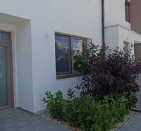 Eingang eines Einfamilienhauses mit Holztür und Garten in der Veterna-Straße in Galanta.