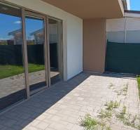 Terrasse bei einer 2-Zimmer-Wohnung in Veterná, Galanta mit Fliesen und Rasen.
