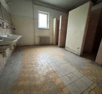 Innenraum eines Gebäudes mit Waschbecken und Toiletten.