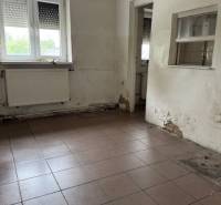 Leere Geschäftsräume mit Fenster und Heizkörper.