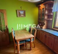 Kücheninnenraum in einer 3-Zimmer-Wohnung mit Holzmöbeln und einer grünen Wand.