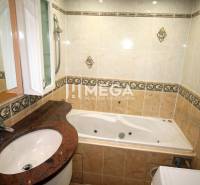 Badezimmer in einer 3-Zimmer-Wohnung mit Badewanne und Waschbecken, verziert mit Fliesen.
