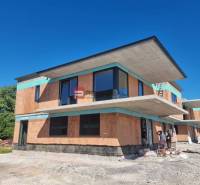 Neubau einer 3-Zimmer-Wohnung in Dubová, mit Dach und unfertigem Innenraum.