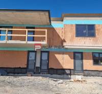 Unvollendeter Bau eines zweistöckigen Hauses in Dubová, Potenzial für eine 3-Zimmer-Wohnung.