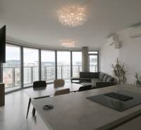 Wohnzimmer mit Fenstern, Esstisch, Sofa und Aussicht, 3-Zimmer-Wohnung.