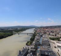 Blick auf die Donau und die Gebäude in Bratislava - Altstadt von der Pribinova-Straße.