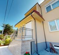 Ein Einfamilienhaus in Komárno mit Terrasse, Garten und modernen architektonischen Elementen.