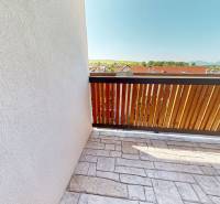 Balkon einer 2-Zimmer-Wohnung in Demänovská Dolina mit Blick auf die natürliche Szenerie.