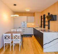 Küche in einer 3-Zimmer-Wohnung, Holzboden, Esstisch für vier Personen.