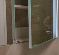 Badezimmer mit Spiegel und offenem Schrank in einer 3-Zimmer-Wohnung.