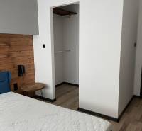 Schlafzimmerinterieur mit Bett und Einbauschrank in einer 3-Zimmer-Wohnung.