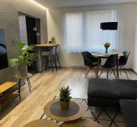 Wohnzimmer in einer 3-Zimmer-Wohnung mit Sofa, Esstisch und Fernseher.