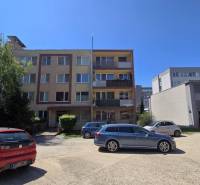 Parkplatz vor dem Wohnhaus in der Bárdošova-Straße, Bratislava - Kramáre mit Autos.
