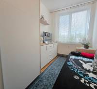 Ein Zimmer in einer 3-Zimmer-Wohnung in der Bárdošova-Straße mit Möbeln, einem Fenster und Dekorationen.