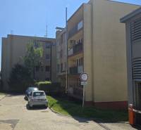 Wohnhaus in Bratislava auf der Bárdošova-Straße, im Stadtteil Kramáre, mit Parkmöglichkeiten vor dem Gebäude.