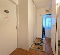 Flur mit Einbauschränken und Keramikfliesen in einer 3-Zimmer-Wohnung.