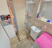Auf dem Bild ist ein Badezimmer in einer 3-Zimmer-Wohnung in der Bárdošova-Straße mit einer modernen Dusche.