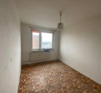 Ein Zimmer in einer 3-Zimmer-Wohnung mit Holzboden und einem Fenster mit Aussicht.