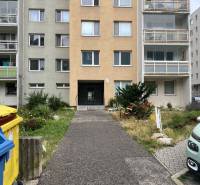 Eingang zum Wohnhaus in der Rozvodná-Straße in Bratislava - Nové Mesto.