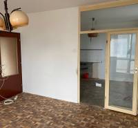Innenraum einer 3-Zimmer-Wohnung mit Parkettboden und Glastüren.